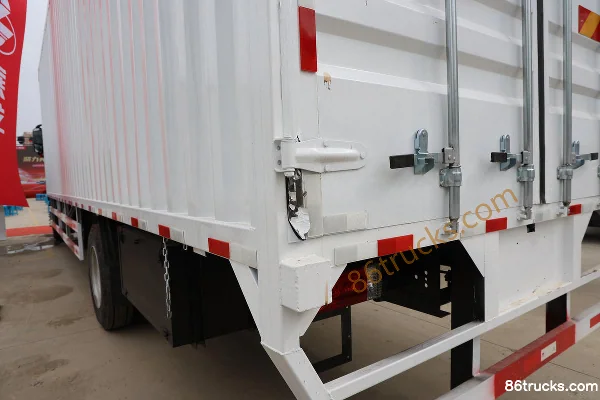 Dongfeng Liuqi Chenglong H5 320hp 4X2(6 wheels) 9.7m AMT automatic transmission van cargo truck Body (3) | 86Trucks