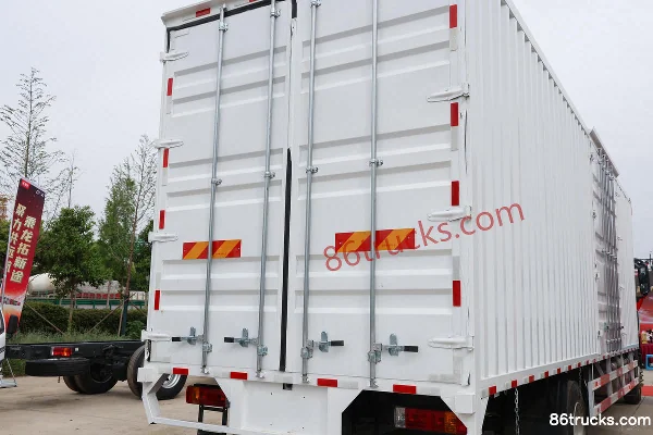 Dongfeng Liuqi Chenglong H5 320hp 4X2(6 wheels) 9.7m AMT automatic transmission van cargo truck Body (2) | 86Trucks