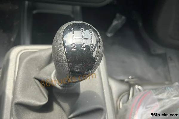 Dongfeng D71 PLUS 1.6L Gasoline 122hp 4X2(6 wheels) 5-Speed 3.7m Single Row Enclosed Mini Truck Cab (3) | 86Trucks