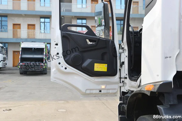 Dongfeng Tianjin KR 230 hp 4X2(6 wheels) Compactor Garbage Truck (Chengli Brand) Cab (2) | 86Trucks