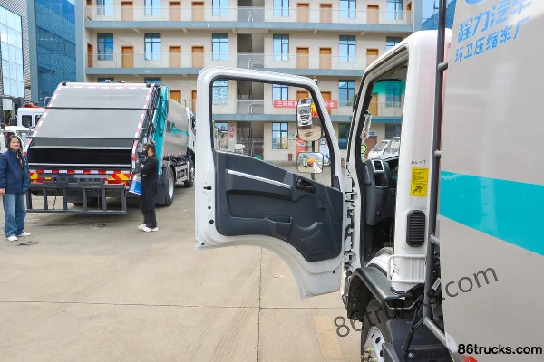 Sinotruk Warrior M1 137 ch 4X2(6 roues) 2,12 m camion à ordures compacteur (marque Chengli) Cabine (1) | 86Trucks