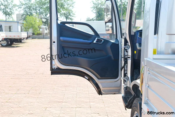 Foton Times Leader G6 160 hp 4X2(6 wheels) 4.17m Single-row Flatbed Light Truck Cab (2) | 86Trucks