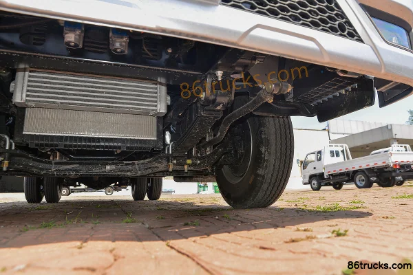 Shidai Linghang Big G 2L LNG 150 hp 4X2(6 wheels) WLY 6-speed 4.14m Single Row Enclosed Light Truck Chassis (3) | 86Trucks