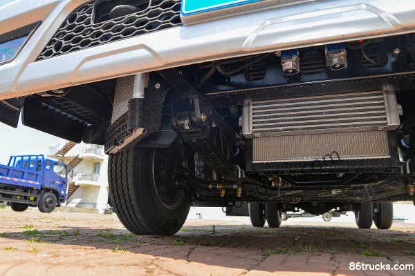Shidai Linghang Big G 2L LNG 150 hp 4X2(6 wheels) WLY 6-speed 4.14m Single Row Enclosed Light Truck Chassis (2) | 86Trucks