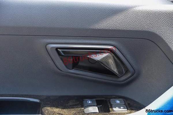 Foton Xiangling Q Split Luxury 1.6L 120 hp 4X2(6 wheels) gasoline 2.5m double-row flatbed mini truck Cab (3) | 86Trucks