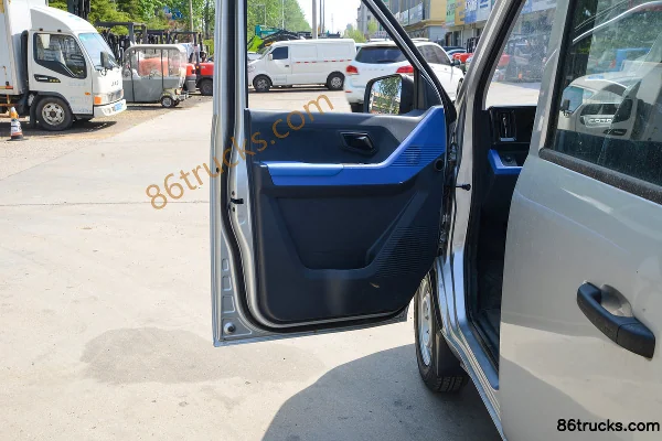 Foton Xiangling Q Split Luxury 1.6L 120 hp 4X2(6 wheels) gasoline 2.5m double-row flatbed mini truck Cab (2) | 86Trucks