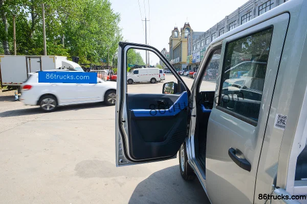 Foton Xiangling Q Split Luxury 1.6L 120 hp 4X2(6 wheels) gasoline 2.5m double-row flatbed mini truck Cab (1) | 86Trucks