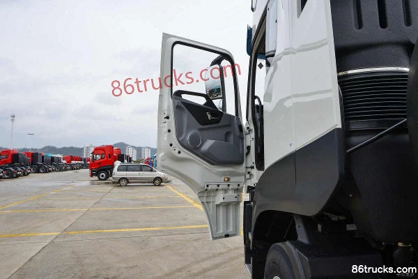 Dongfeng Tianlong KL 12.9L LNG 520 hp 6X4(10 wheels) Eaton 12-Speed AMT Automatic Hazardous Materials Tractor Truck Cab (1) | 86Trucks