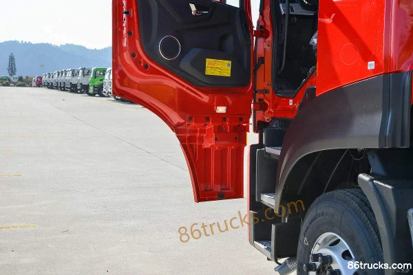 Dongfeng Commercial Vehicle Tianlong KL 350 ch 8X4(12 roues) fuel tanker truck (Chusheng brand) Cabine (2) | 86Trucks