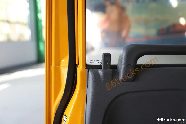 Qingling Isuzu 100P 131hp 4X2(6 wheels) Aerial Work Truck (Chengli Brand) Cab (3) | 86Trucks