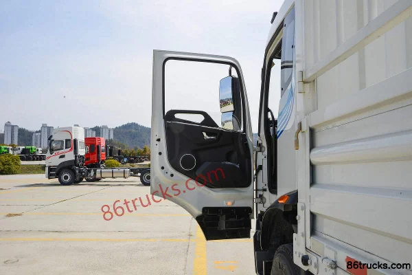 Dongfeng Commercial Vehicle Tianjin KR 4X2(6 wheels) 6.75m Electric Cage Cargo Truck Ruipu 265kWh Cab (1) | 86Trucks