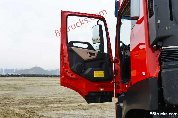 Dongfeng Commercial Vehicle Tianjin KR PLUS 300 hp 6X2(8 wheels) 6.8m stake truck (flat roof double bunk) Cab (1) | 86Trucks