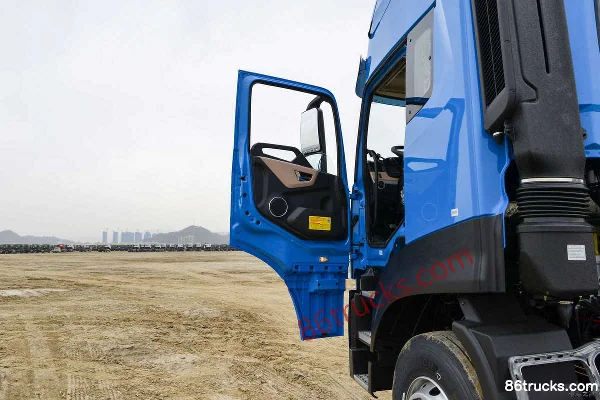 Dongfeng Commercial Vehicle Tianlong KL Heavy Truck Comfort Edition 430hp 8X4(12 wheels) 9.6m wing-opening van cargo truck Cab (1) | 86Truck