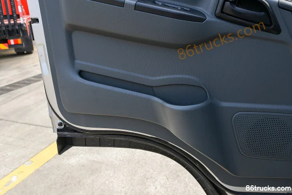 Sanhuan Shitong Chuangke Luxury Edition 4.5T 4X2(6 wheels) 4m Single-row Plug-in Extended Range Hybrid Refrigerated Truck Cab (3) | 86Trucks