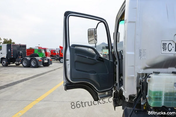 Sanhuan Shitong Chuangke Luxury Edition 4.5T 4X2(6 wheels) 4m Single-row Plug-in Extended Range Hybrid Refrigerated Truck Cab (1) | 86Trucks