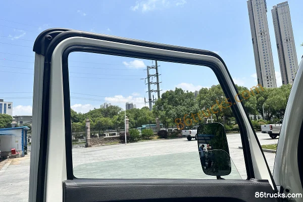 JMC New Shunda Standard Edition 2.5L Diesel 136hp 4X2(6 wheels) WLY 5-Speed 3.7m Single Row Van Light Truck Cab (3) | 86Trucks