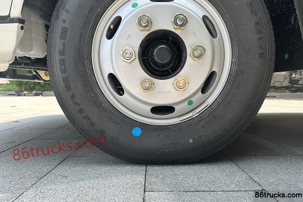 JMC New Shunda Standard Edition 2.5L Diesel 136hp 4X2(6 wheels) WLY 5-Speed 3.7m Single Row Van Light Truck Chassis (3) | 86Trucks