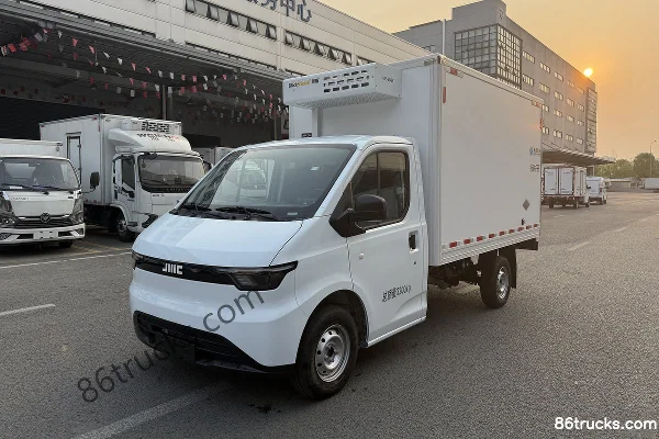 JMC E-Fushun Standard Edition 4X2(6 wheels) 3.1m Single Row Pure Electric Refrigerated Truck (Yihui Brand) 53.58kWh Exterior (3) | 86Trucks