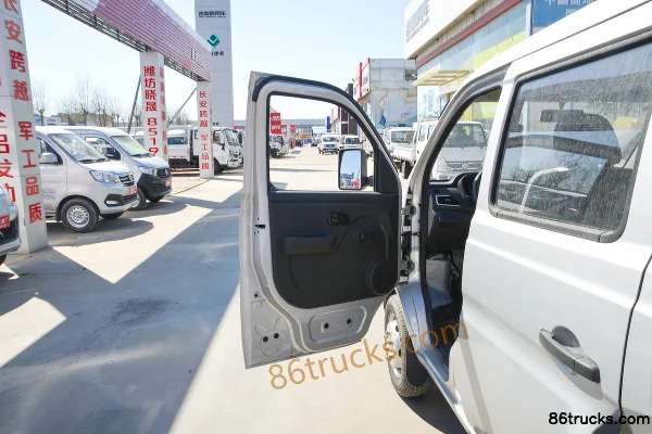 Changan Kuayue Wang X1 1.6L Gasoline 122hp 4X2(6 wheels) 5-Speed 2.55m Double Row Stake Truck Mini Truck Cab (1) | 86Trucks