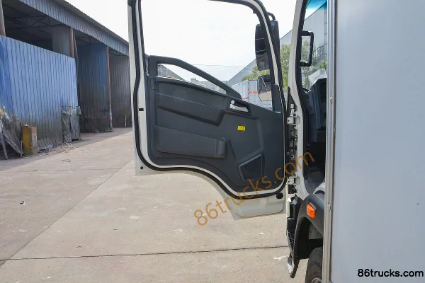 Sinotruk Hanjiang 160hp 4X2(6 wheels) 5.2m Flammable Gas Van Truck (Chufei Brand) Cab (2) | 86Trucks