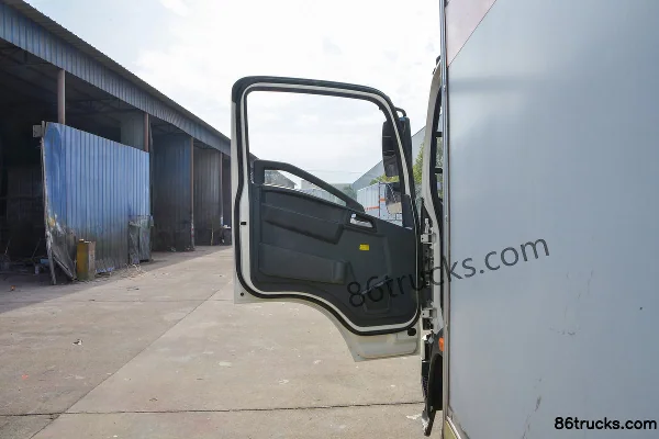 Sinotruk Hanjiang 160hp 4X2(6 wheels) 5.2m Flammable Gas Van Truck (Chufei Brand) Cab (1) | 86Trucks