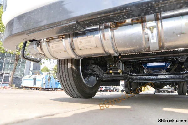 Sinotruk Hanjiang 160hp 4X2(6 wheels) 5.2m Flammable Gas Van Truck (Chufei Brand) Chassis (2) | 86Trucks