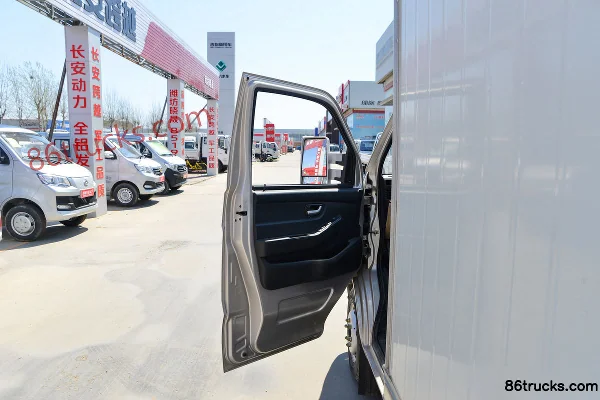Changan Kuayue Wang X7 Luxury 116hp 4X2(6 wheels) 3.685m single-row van light truck Cab (1) | 86Trucks