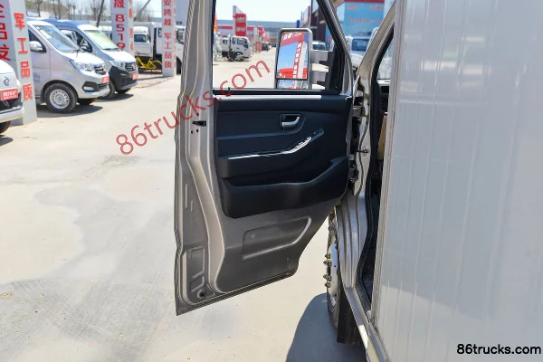 Changan Kuayue Wang X7 Luxury 116hp 4X2(6 wheels) 3.685m single-row van light truck Cab (2) | 86Trucks