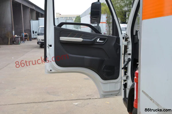 Foton M Card 142 hp 4X2(6 wheels) Flammable Liquid Van Truck (Chufei Brand) Cab (2) | 86Trucks