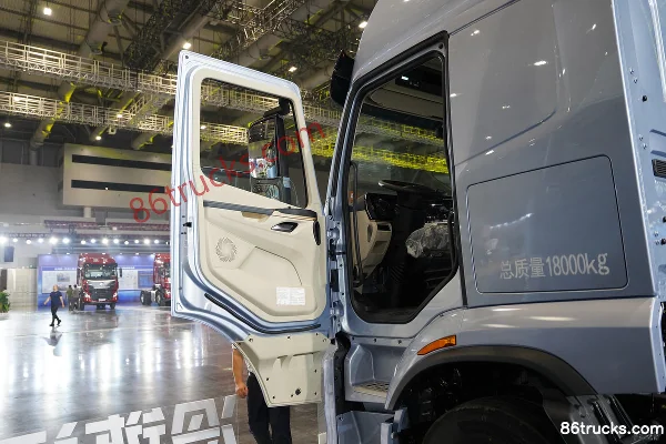 Dongfeng Liuqi Chenglong H5V 6.9L Diesel 338 hp 4X2(6 wheels) Fast Gear 9-Speed Cargo Truck Cab (1) | 86Trucks