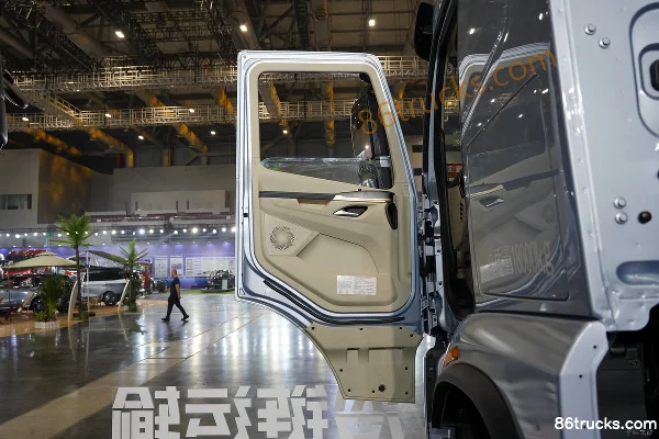 Dongfeng Liuqi Chenglong H5V 6.9L Diesel 338 hp 4X2(6 wheels) Fast Gear 9-Speed Cargo Truck Cab (2) | 86Trucks