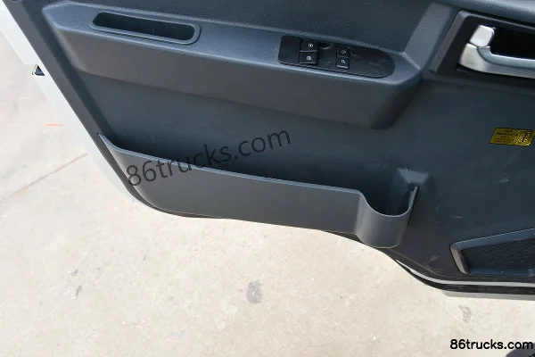 Sinotruk HOWO Hanjiang 140 hp 4X2(6 wheels) 4.15m Hanjiang Miscellaneous Dangerous Goods Van Truck (Chufei Brand) Cab (3) | 86Trucks