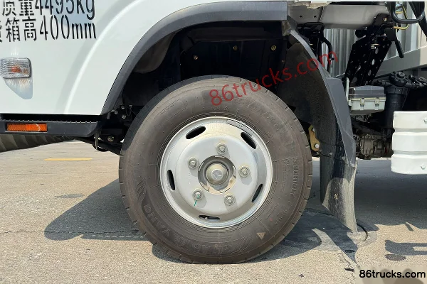 Qingling Isuzu KV600 2.5L Diesel 161 hp 4X2(6 wheels) Isuzu 6-speed 3.79m Semi-row Stake Light Truck Cab (1) | 86Trucks