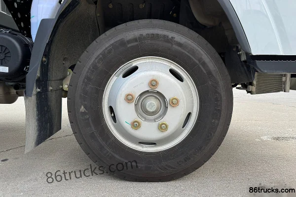 Qingling Isuzu KV600 2.5L Diesel 161 hp 4X2(6 wheels) Isuzu 6-speed 3.79m Semi-row Stake Light Truck Cab (3) | 86Trucks