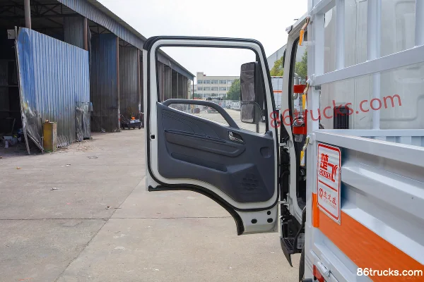 JMC Kaiyun+ 129 hp 4x2(6 wheels) 4.2m Gas Cylinder Transport Truck (Chufei Brand) Cab (1) | 86Trucks