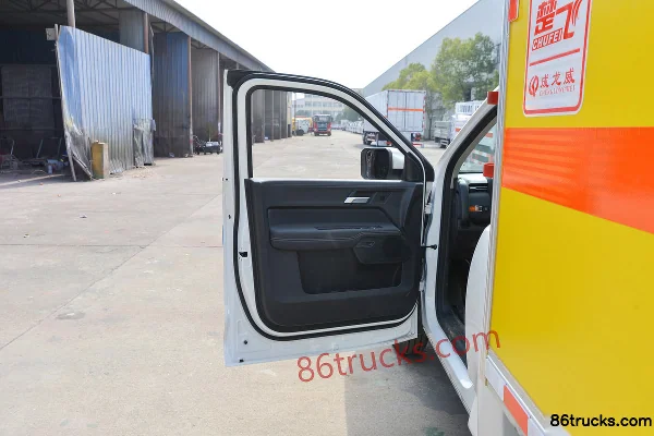 JMC Da Dao Pursuer 177 hp 4X4(6 wheels) 2.56m Explosive Transport Truck (Chufei Brand) Cab (1) | 86Trucks