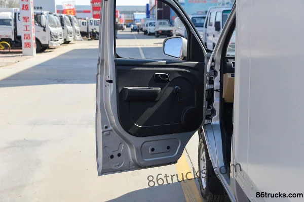 Changan Kuayue Xinbao T3 Comfort Edition 1.5L 112hp 4X2(6 wheels) 3.04m single-row box van mini truck Cab (2) | 86Trucks