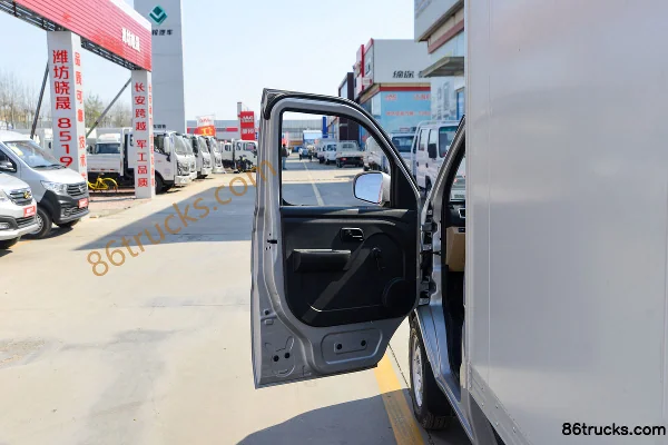 Changan Kuayue Xinbao T3 Comfort Edition 1.5L 112hp 4X2(6 wheels) 3.04m single-row box van mini truck Cab (1) | 86Trucks