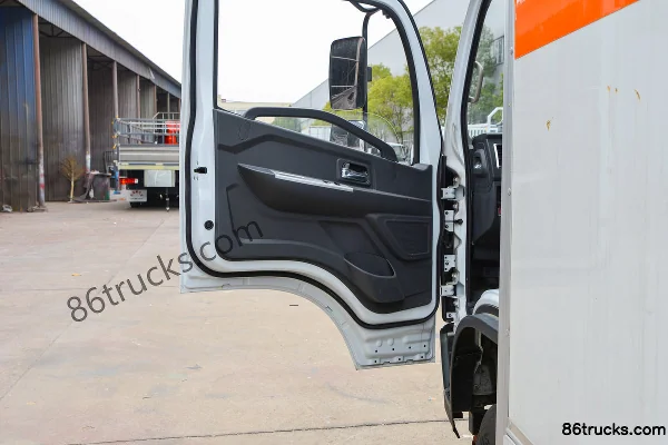 Dongfeng D6 140 hp 4X2(6 wheels) 4.1m Oxidizing Goods Van Transport Truck (Chufei Brand) Cab (2) | 86Trucks