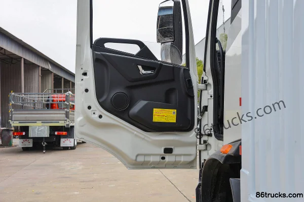 Dongfeng Tianjin KR 260 hp 6X2(8 wheels) 9.6m Flammable Liquid Van Transport Truck (Chufei Brand) Cab (2) | 86Trucks