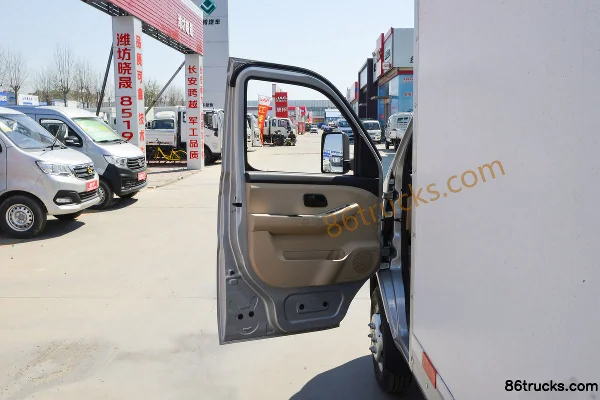 Changan Kuayue Wang X1 122hp 4X2(6 wheels) gasoline 2.96m refrigerated truck (new appearance) Cab (1) | 86Trucks