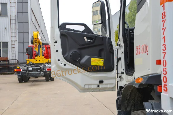 Dongfeng Tianjin KR 210hp 4X2(6 wheels) 6.8m flammable liquid van truck (Chufei brand) Cab (2) | 86Trucks