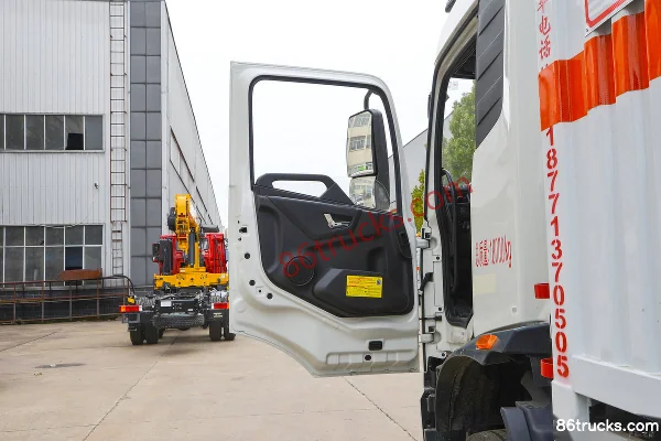 Dongfeng Tianjin KR 210hp 4X2(6 wheels) 6.8m flammable liquid van truck (Chufei brand) Cab (1) | 86Trucks