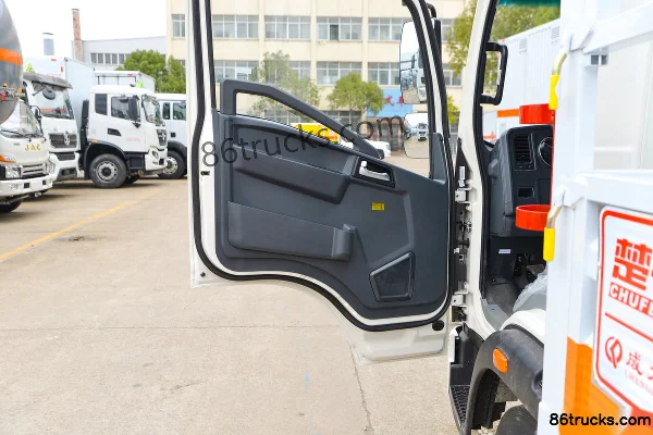 Sinotruk HOWO Hanjiang 140hp 4X2(6 wheels) 4.15m Gas Cylinder Transport Truck (Chufei Brand) Cab (2) | 86Trucks