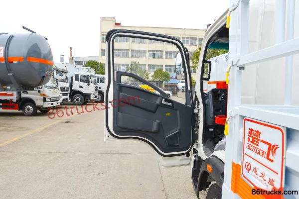 Sinotruk HOWO Hanjiang 140hp 4X2(6 wheels) 4.15m Gas Cylinder Transport Truck (Chufei Brand) Cab (1) | 86Trucks
