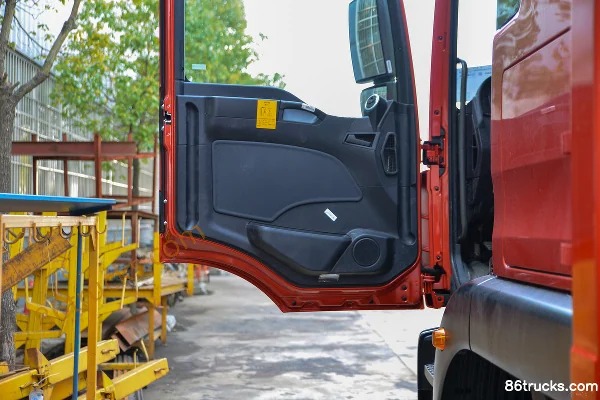 Sitrak C5H 350hp 8X4(12 wheels) 9.6m Flammable Liquid Van Transport Truck (Chufei Brand) Cab (2) | 86Trucks