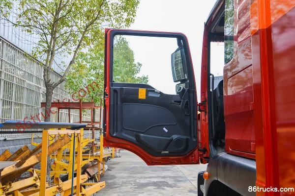 Sitrak C5H 350hp 8X4(12 wheels) 9.6m Flammable Liquid Van Transport Truck (Chufei Brand) Cab (1) | 86Trucks