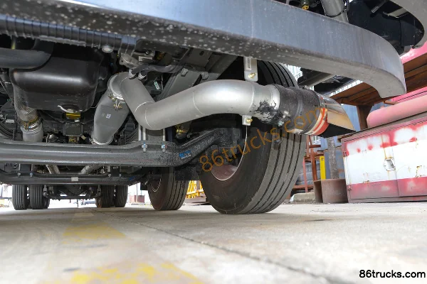 Sitrak C5H 350hp 8X4(12 wheels) 9.6m Flammable Liquid Van Transport Truck (Chufei Brand) Chassis (3) | 86Trucks