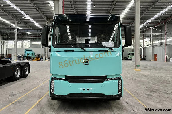 Lingyi Auto Xiaoman 422N Standard Load Edition 6X4(10 wheels) Electric Tractor Truck CATL 422.87kWh Exterior (2) | 86Trucks