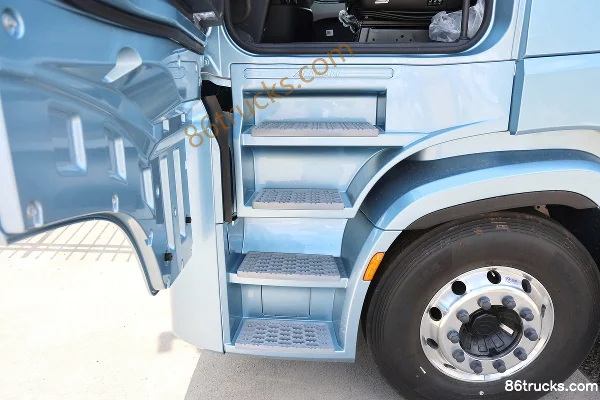 Auman Galaxy 7 14.5L LNG 630hp 6X4(10 wheels) ZF 12-speed AMT automatic tractor truck Cab (3) | 86Trucks